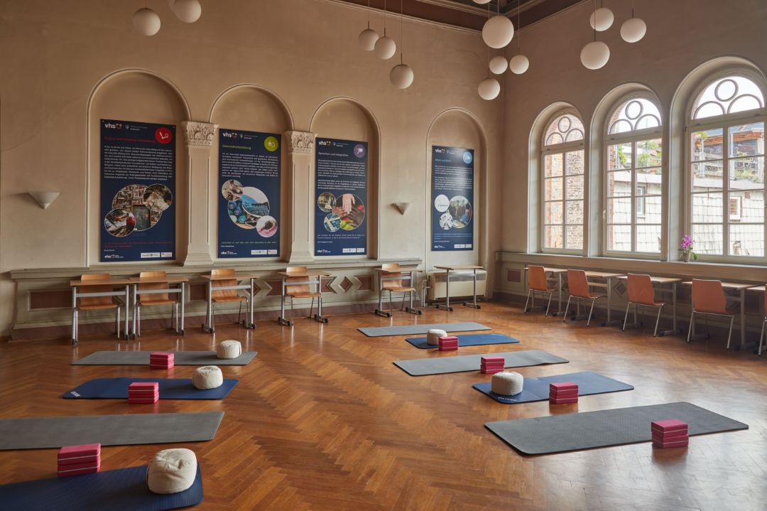 Unser Kursraum: Die Aula in der Schmelzerstra&szlig;e